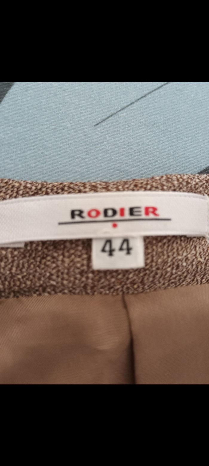 Jolie et élégante jupe chic T40 doublée beige chiné..laine polyester et soie. ..très peu portée 
RODIER - photo numéro 2