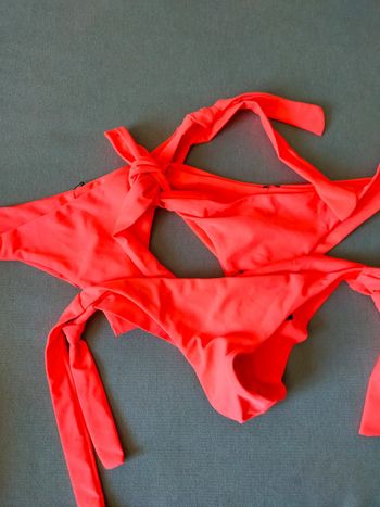 Bas de maillot de bain corail noué sur les côtés – Bikki Beach – Neuf avec étiquette – Taille S