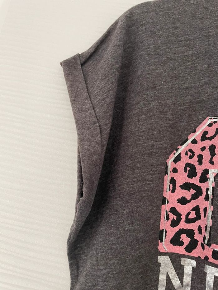 Haut t-shirt gris foncé à écritures numéro motifs léopard rose à manches courtes col rond - photo numéro 2