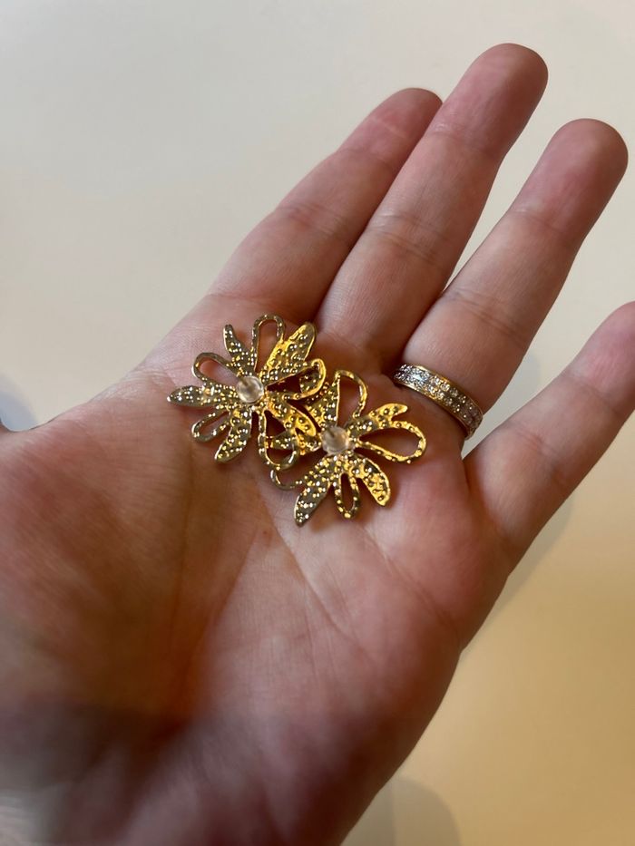 Boucles d’oreilles NEUVES pour femme forme de fleurs 🌼 couleur doré - photo numéro 3