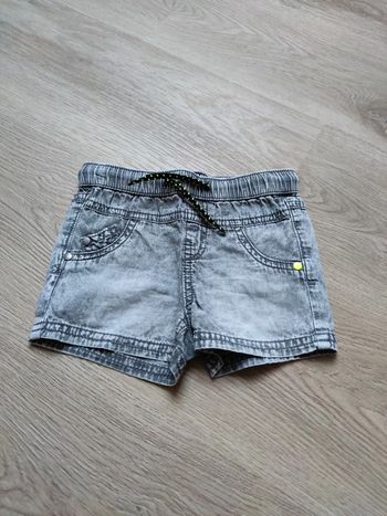Short 9 mois neuf