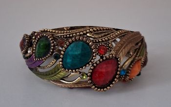 Bracelet ancien en métal doré avec des pierres colorées