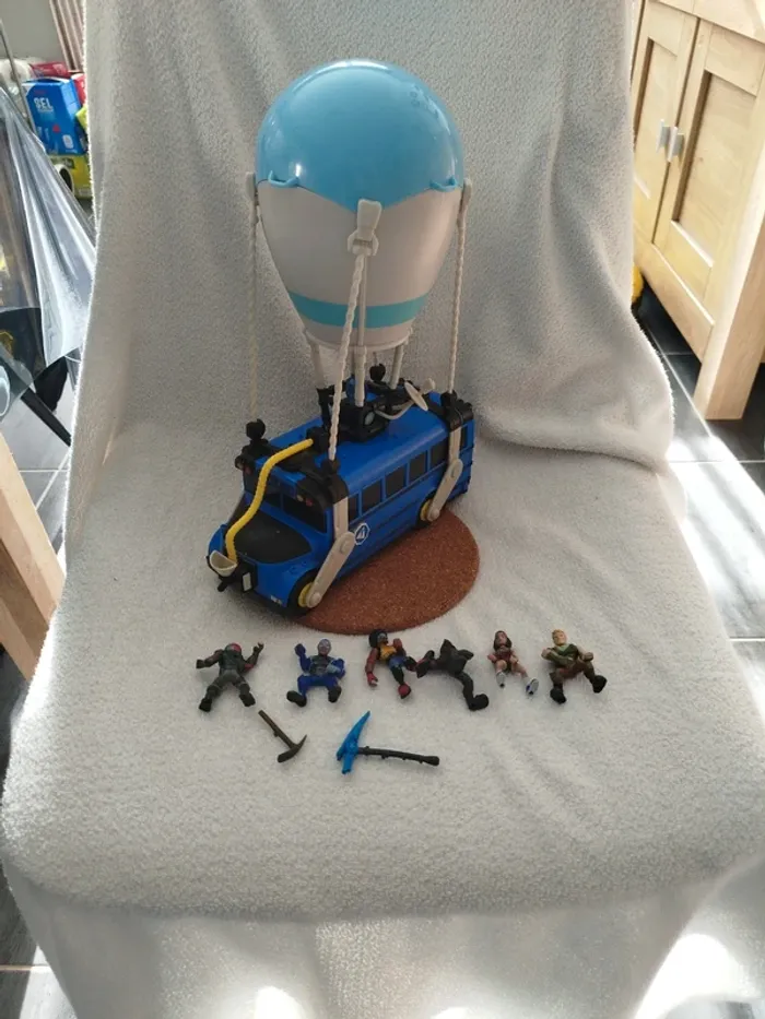 Bus Fortnite et personnages