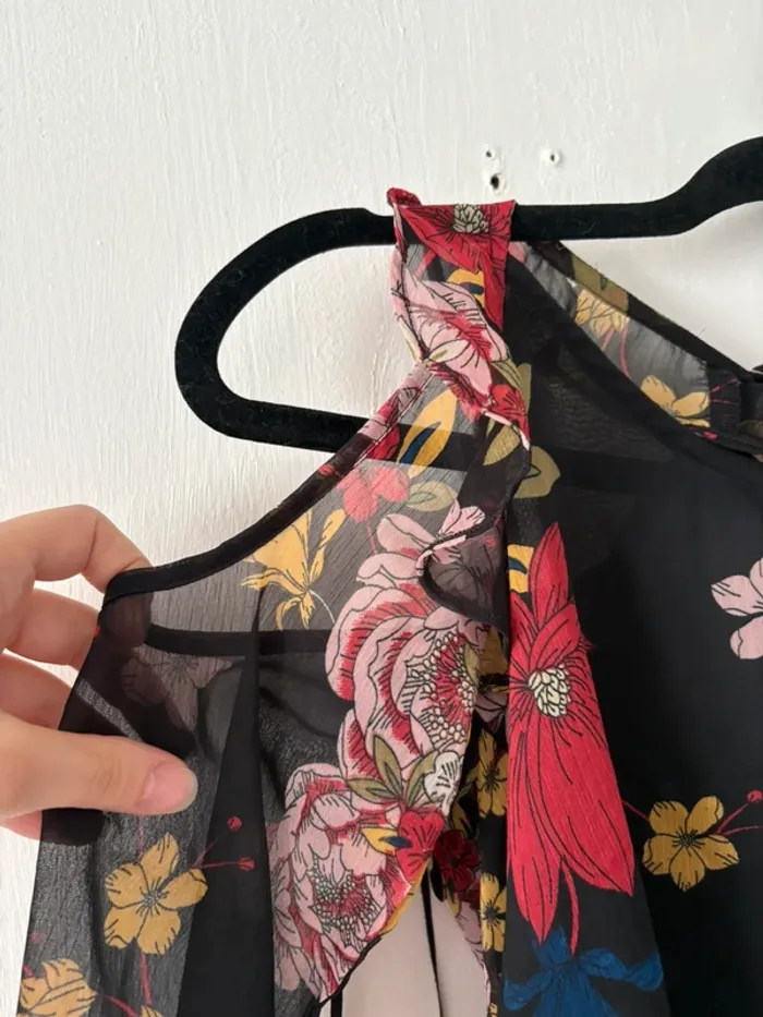Blouse noire fleurie fluide épaule ouvertes Jennyfer - photo numéro 2