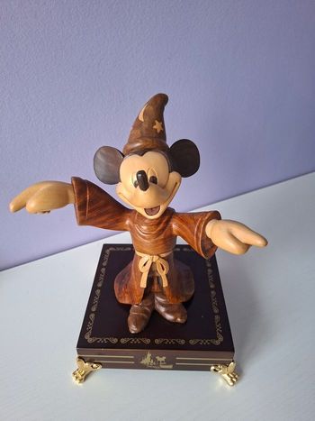 Figurine Mickey apprenti sorcier Disneyland Paris en bois edition limitée à 200 exemplaires.