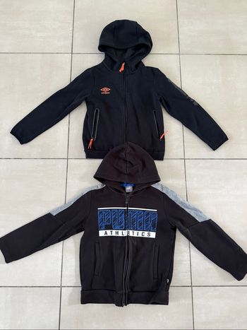 Lot de 2 gilets noirs de marque Umbro et Puma taille 8 ans