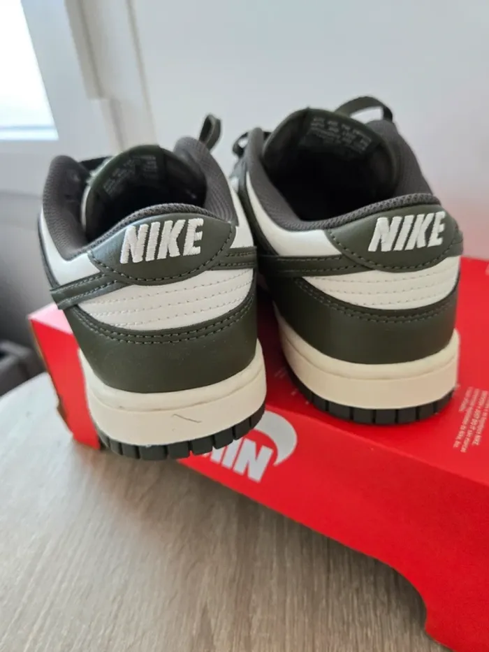 Nike dunk low taille 37,5 neuves blanc kaki - photo numéro 6