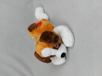 Peluche doudou chien SANDY blanc roux marron coeur rouge 37 cm TBE