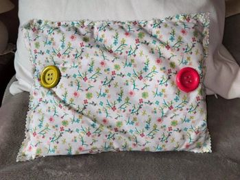 Tout petit coussin idéal pour les landau jouet  20cmX27cm