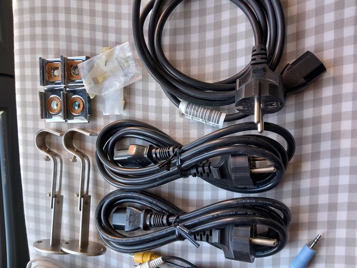 Lot de câbles, chargeurs, fixation - photo numéro 3