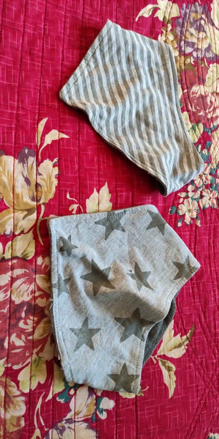 Lot 2 bavoirs foulards