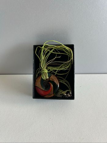Collier pendentif en résine motif spiralé multicolore