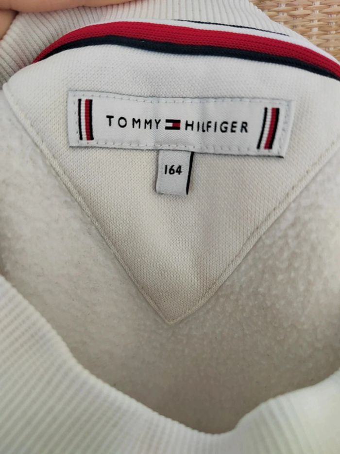 Sweat blanc Tommy Hilfiger Logo sur le devant Taille 164 (14 ans) Excellent état - photo numéro 4