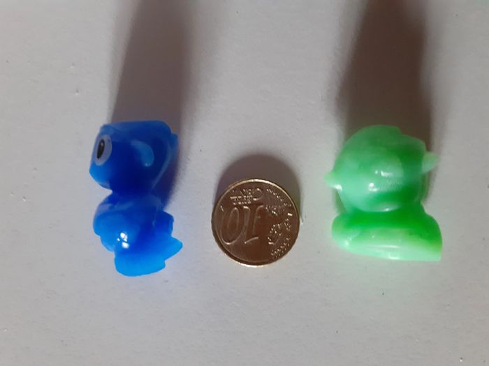 🍫 Jouet Fantasy Personnage Phosphorescent bleu-vert Kinder - photo numéro 2