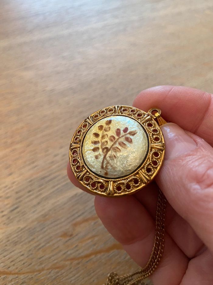 Collier médaillon en laiton ouvragé émail nacré - photo numéro 12