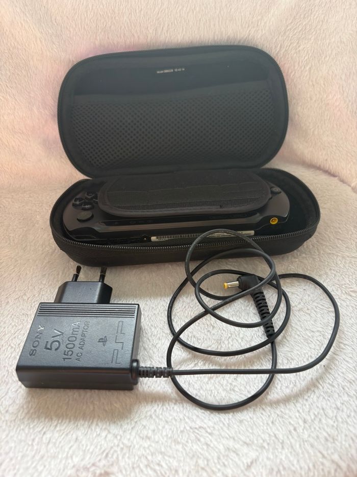 Psp avec 2 jeux et pochette - photo numéro 2