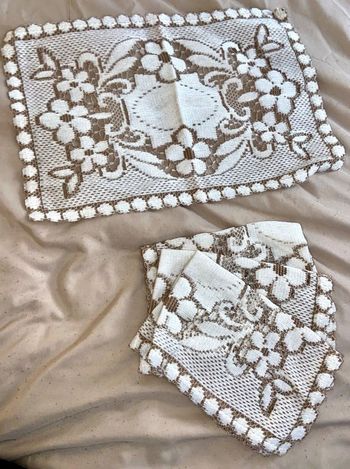 Lot de 4 petits napperons crème et marron