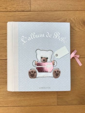 L album de bébé de marque Larousse