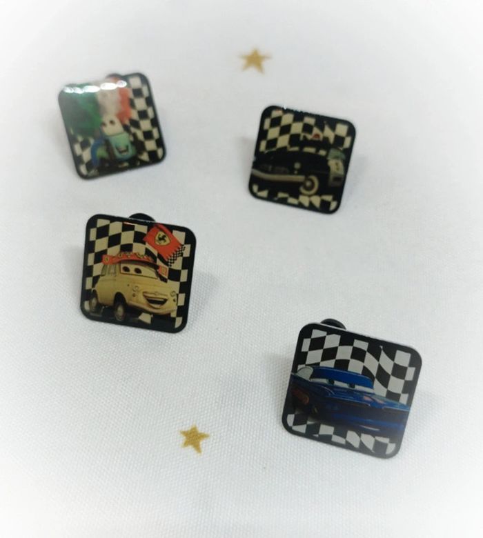Pin's pins badge personnage Pixar cars figurine ami Friends flash McQueen