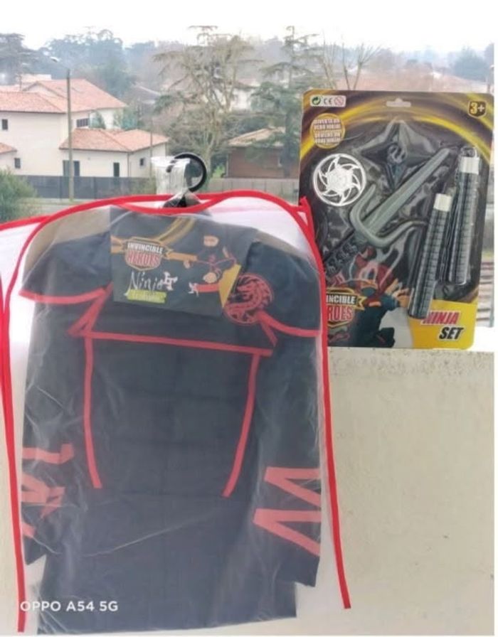Déguisement ninja 4/6 ans et Set ninja accessoires