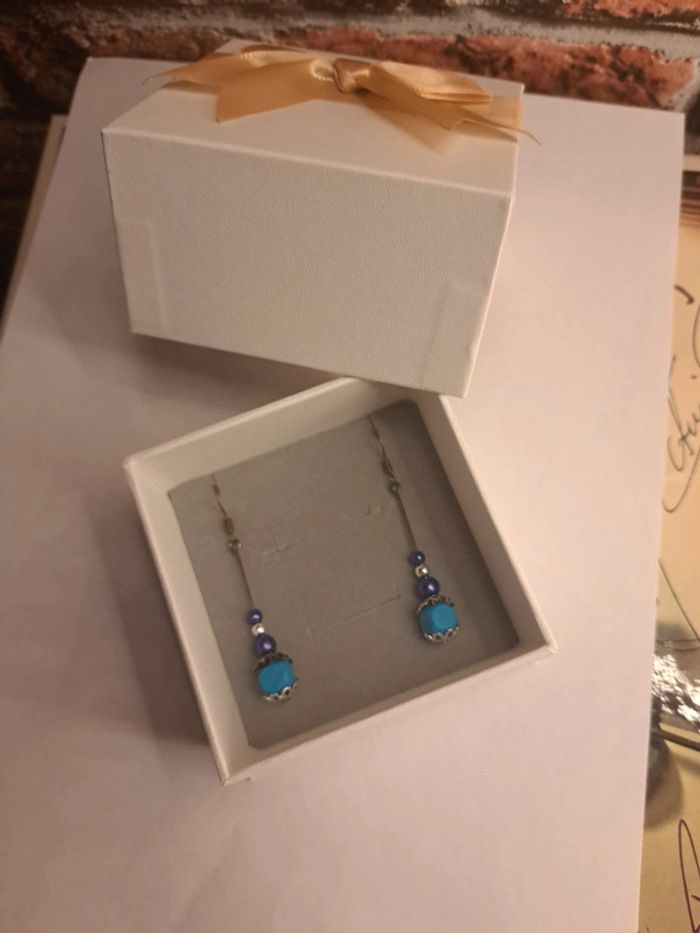 Boucles d'oreilles pendante bleu violet argenté - photo numéro 6