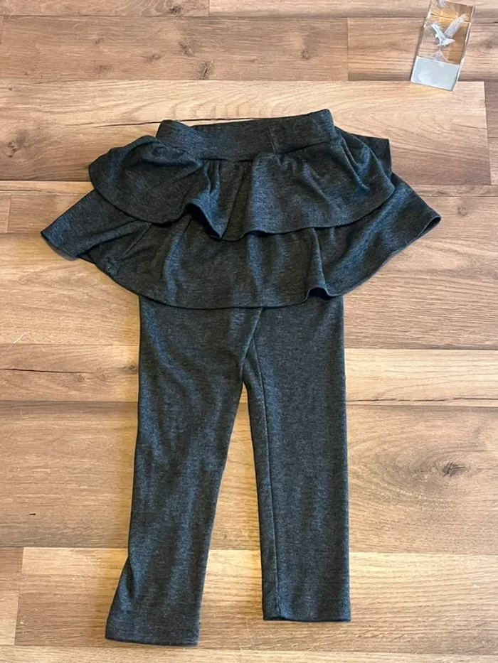 Je vend un legging jupe fille taille 5 ans très bon état - photo numéro 2