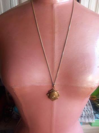 Chaîne avec pendentif ovale en métal doré 