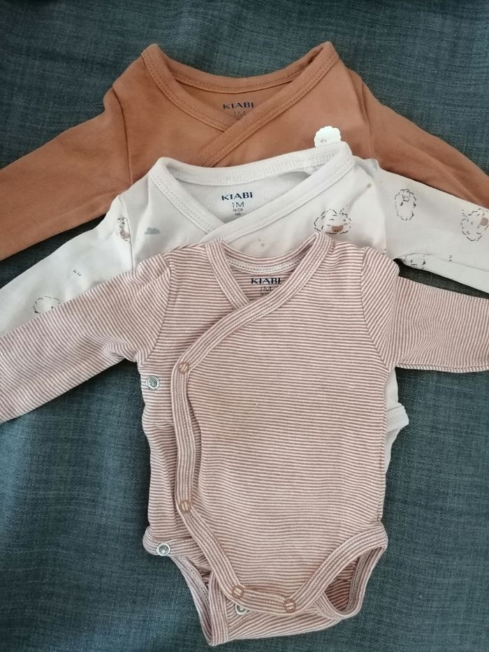 Lot bodies bébé neuf 1 mois