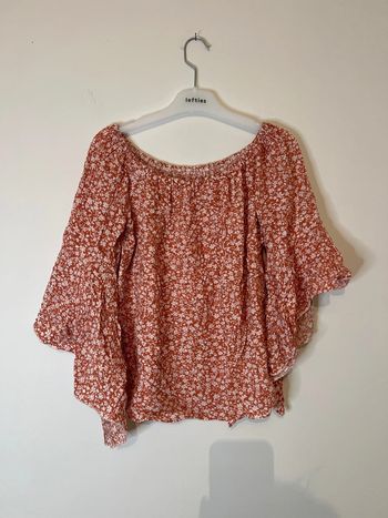 Top à fleur épaule dénudée