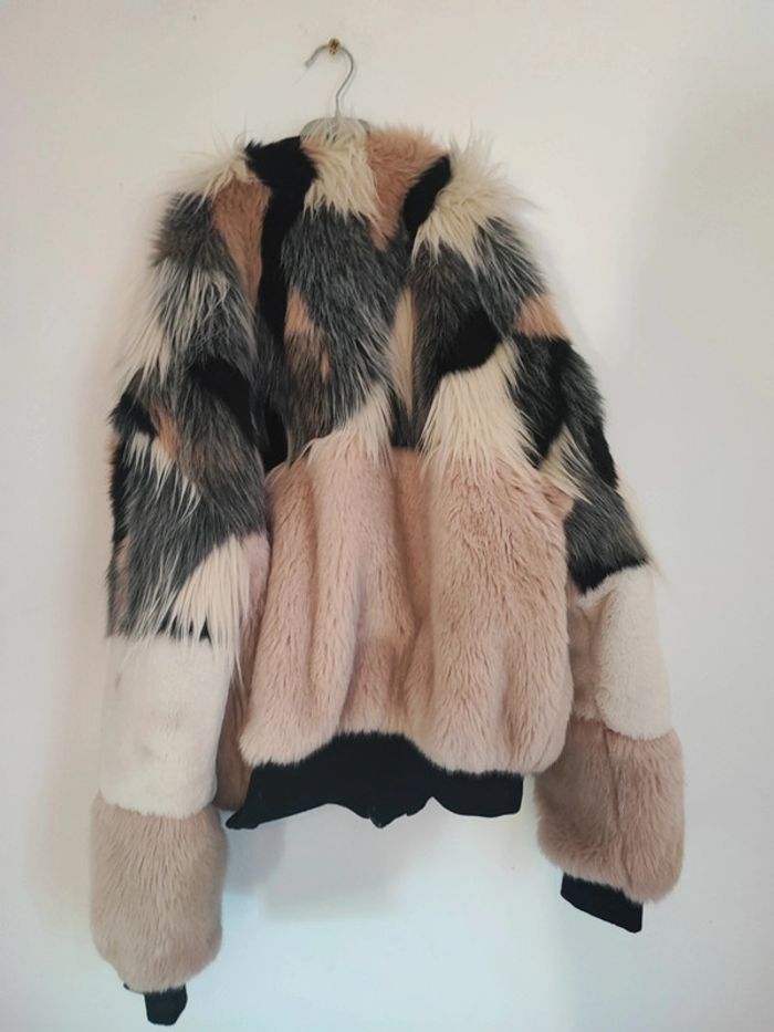 Doudoune fausse fourrure femme Bershka - Dressing trié par tailles - photo numéro 3