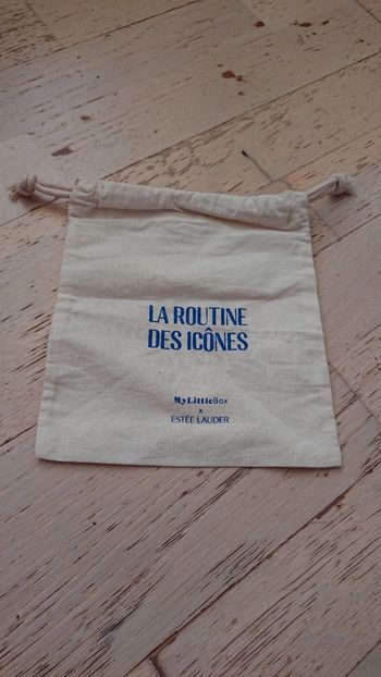 Petite pochette beige "la routine des icônes"