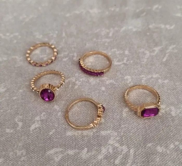 Lot de 5 jolies bagues dorées à pierre sviolettes - photo numéro 2