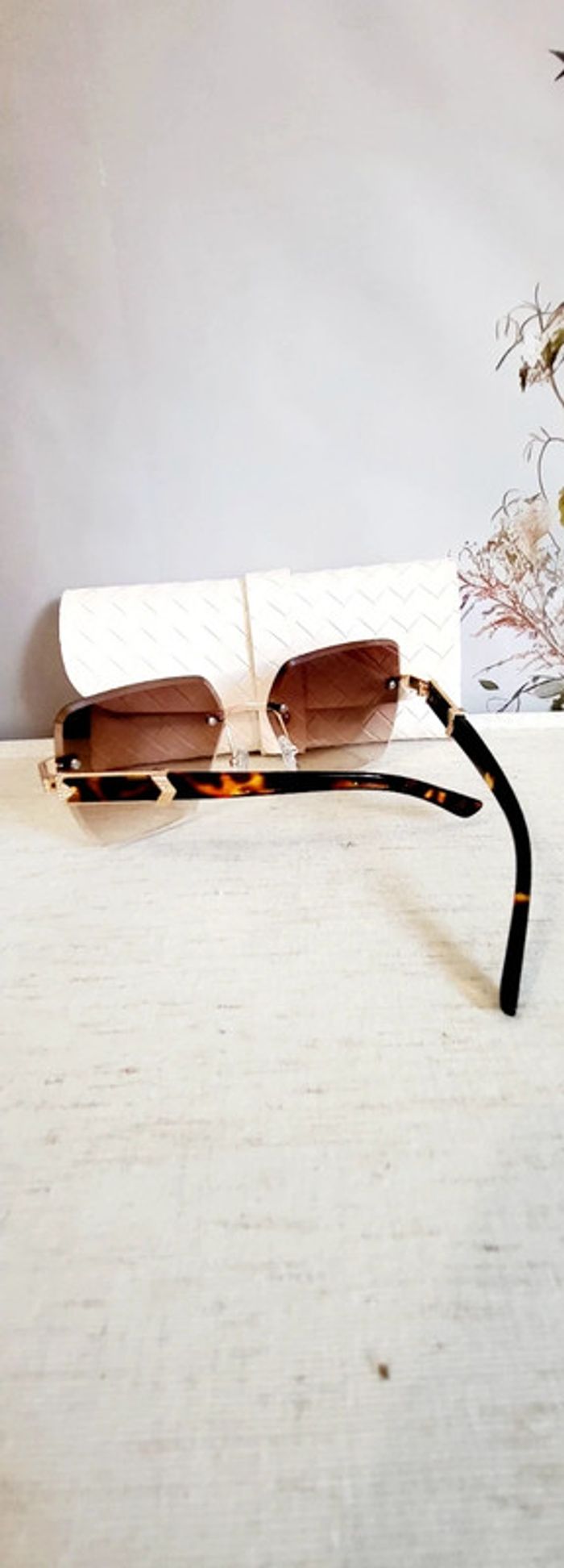 Lunettes de soleil carrées dégradé marron avec étui blanc tressé - photo numéro 3