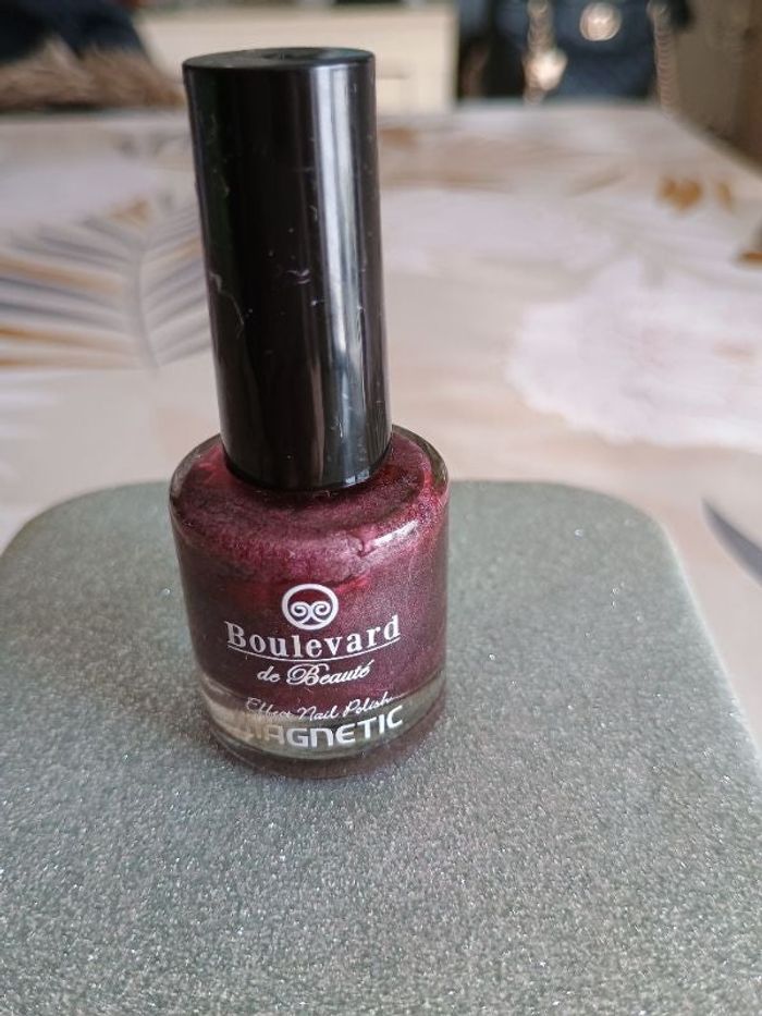 Vernis à ongles magnétique