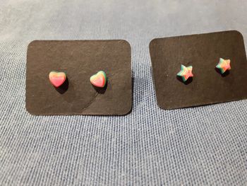 Lot de 2 paires de boucles d'oreilles forme cœur et étoile style arc en ciel en acier inoxydable