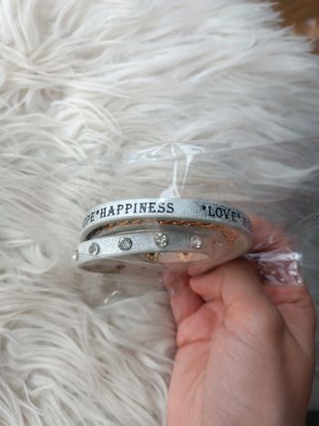 Bracelet manchette grise argentée inscription "Love Hope Happiness" Neuf