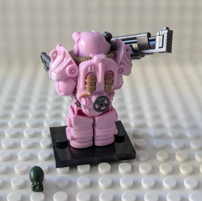Figurine Fallout : Soldat en armure assistée T-60 rose, style lego - photo numéro 3