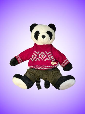 Sac à Dos Peluche Panda Blue Spirit – Pull Tricot Rouge – Pantalon Kaki – 43 cm × 31 cm – Neuf, Sans Étiquette