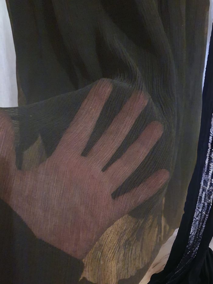 Robe Noire Apostrophe Paris – 100% Soie & Jeu de Transparence
- photo numéro 5