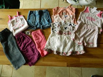 Gros lot de vêtements bébé fille T 12 mois divers marques