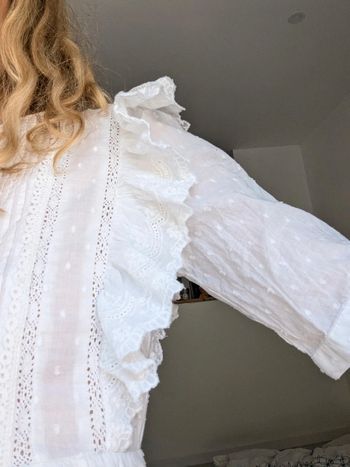 Robe mango blanche avec froufrous