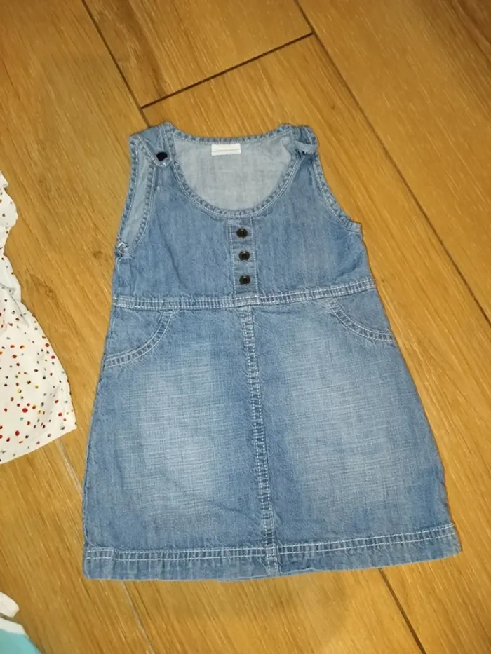 Lot 2 robes + 1 t-shirt bébé fille 24 mois - photo numéro 2