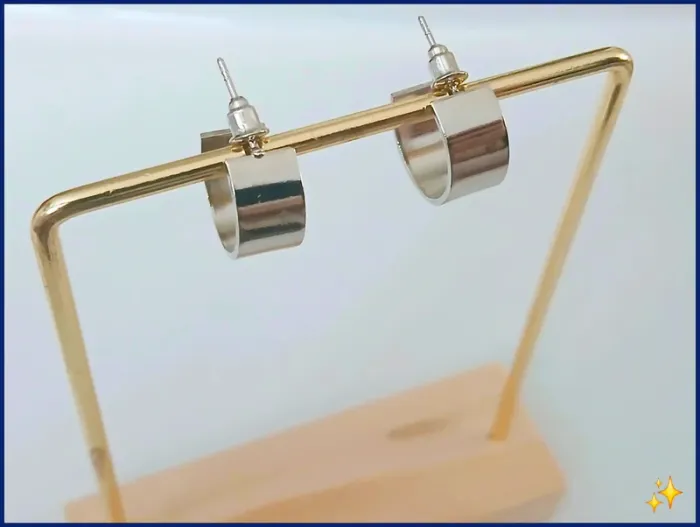 Boucles d'oreilles créoles argentées brillantes – look épuré et chic