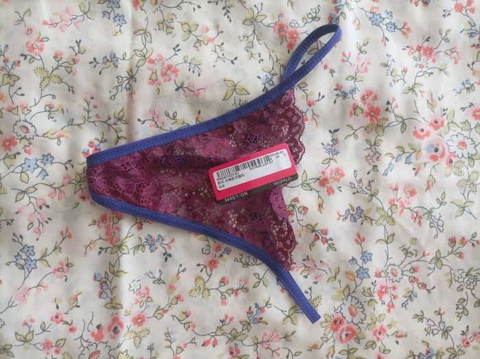 String neuf taille S dentelle - photo numéro 2