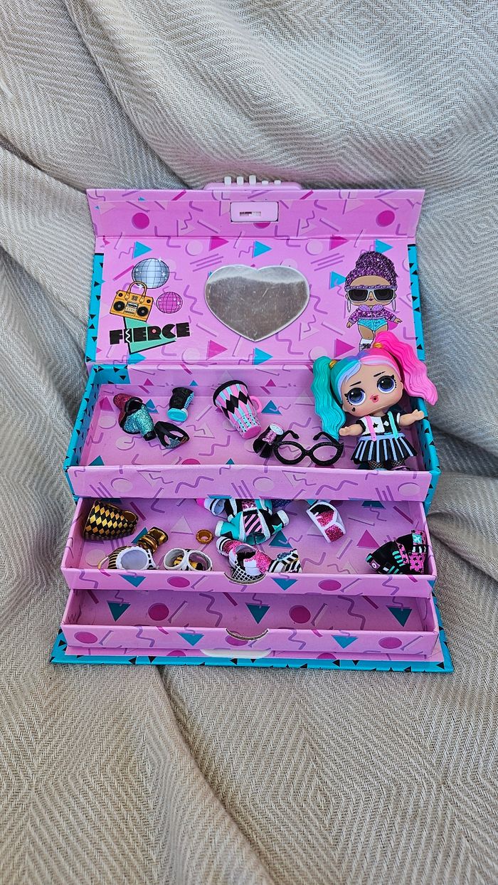 Boite poupée LOL surprise et nombreux accessoires
