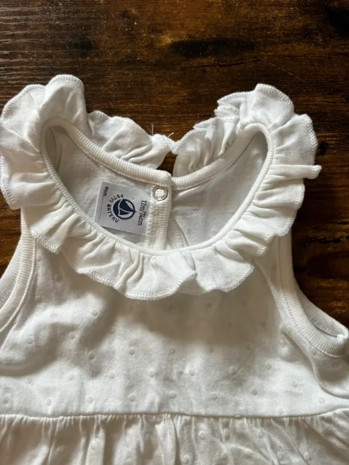Robe courte blanche avec pois blancs - photo numéro 2