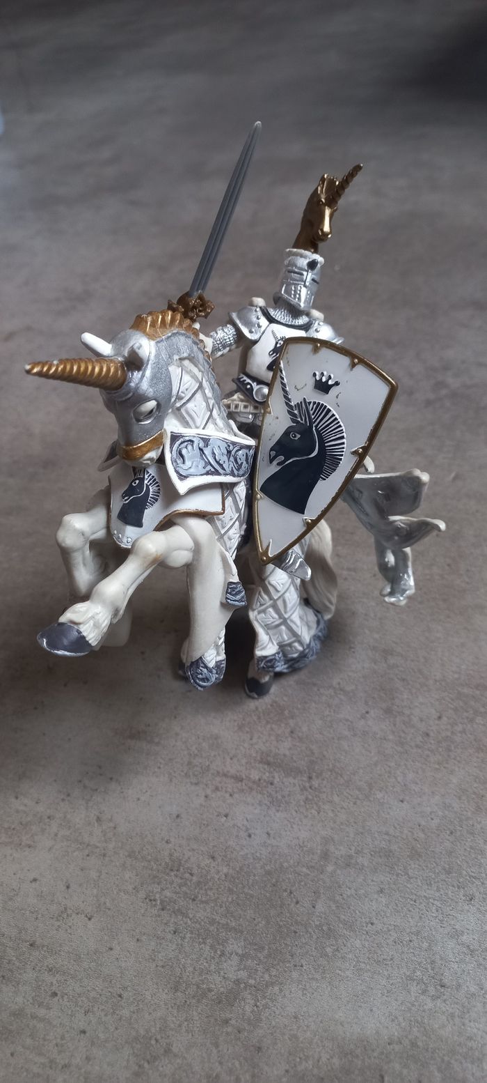 Chevalier et cheval licorne papo