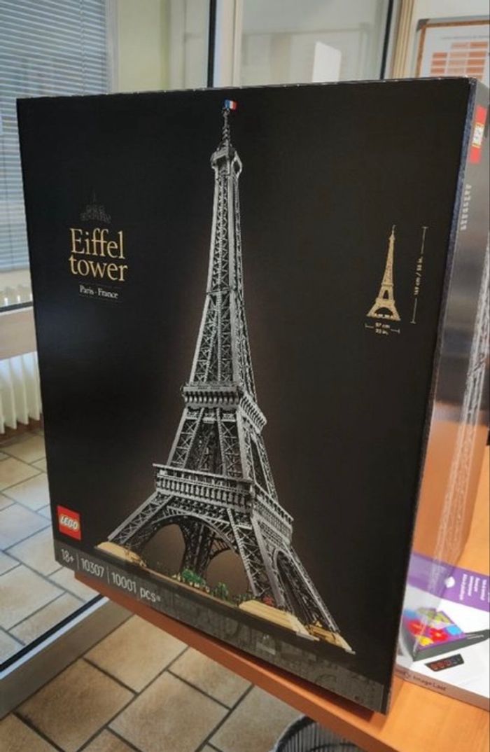 Lego Tour Eiffel modèle 10307 neuf jamais déballer