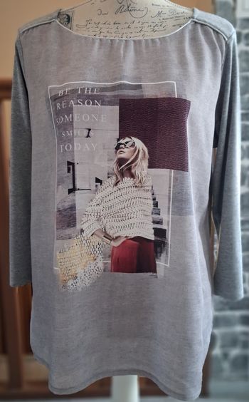 Pull fin gris imprimé avec le col argenté