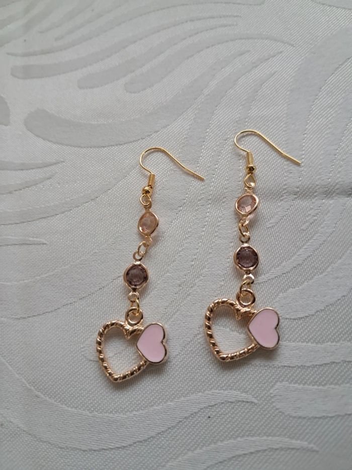 Boucle d'oreille pendant coeur rose